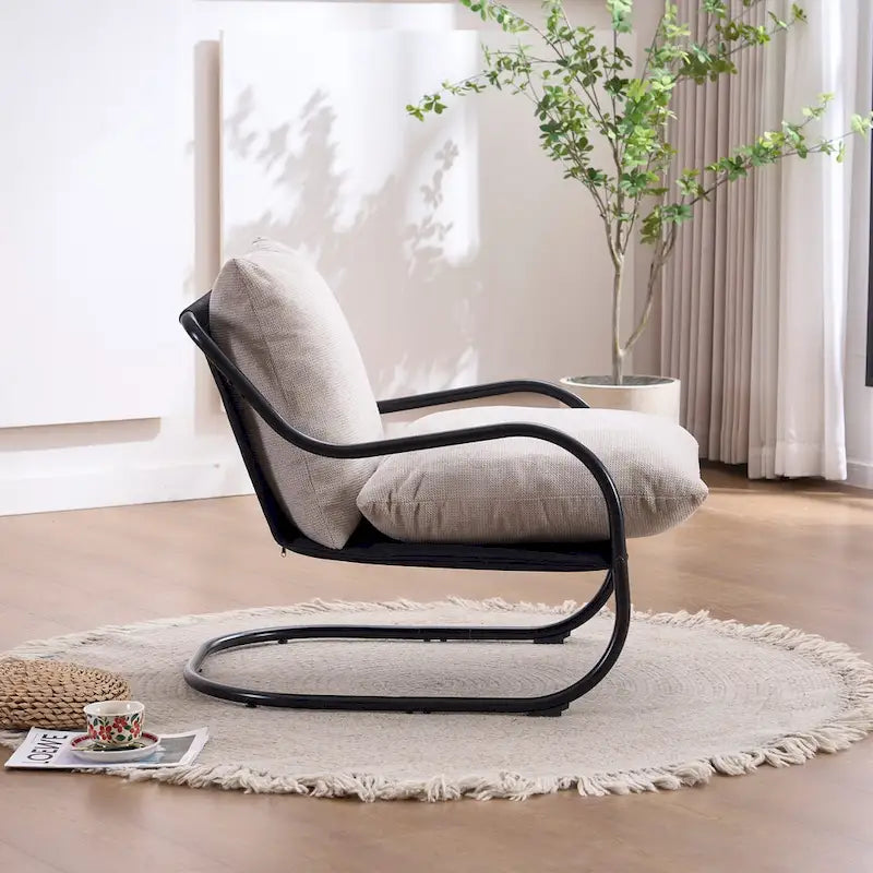 Beiger Leinen-Loungesessel mit freitragendem schwarzem C-Gestell aus Metall, Sitzkissen und Rückenkissen