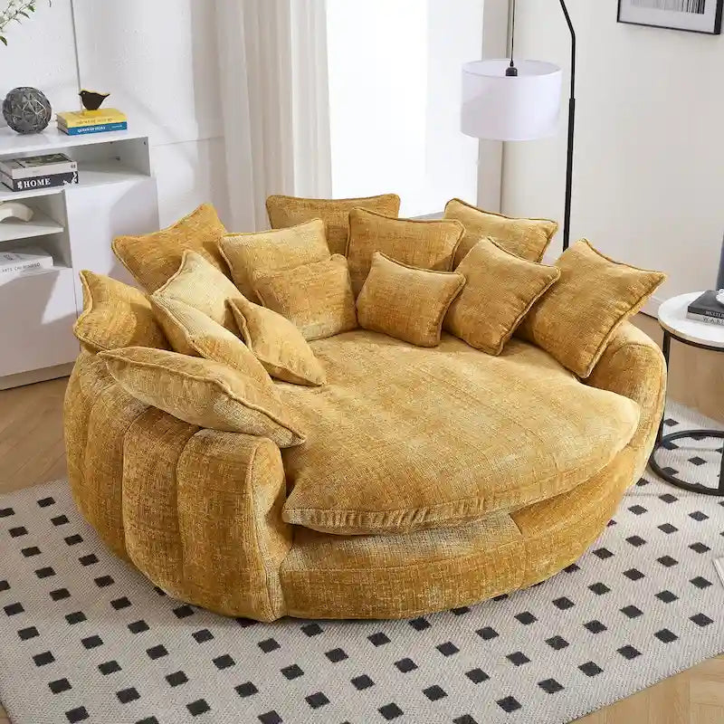 Beiges, übergroßes rundes Schlafsofa aus Chenille, hohe Rückenlehne, umlaufende Sitzfläche, mit Kissen