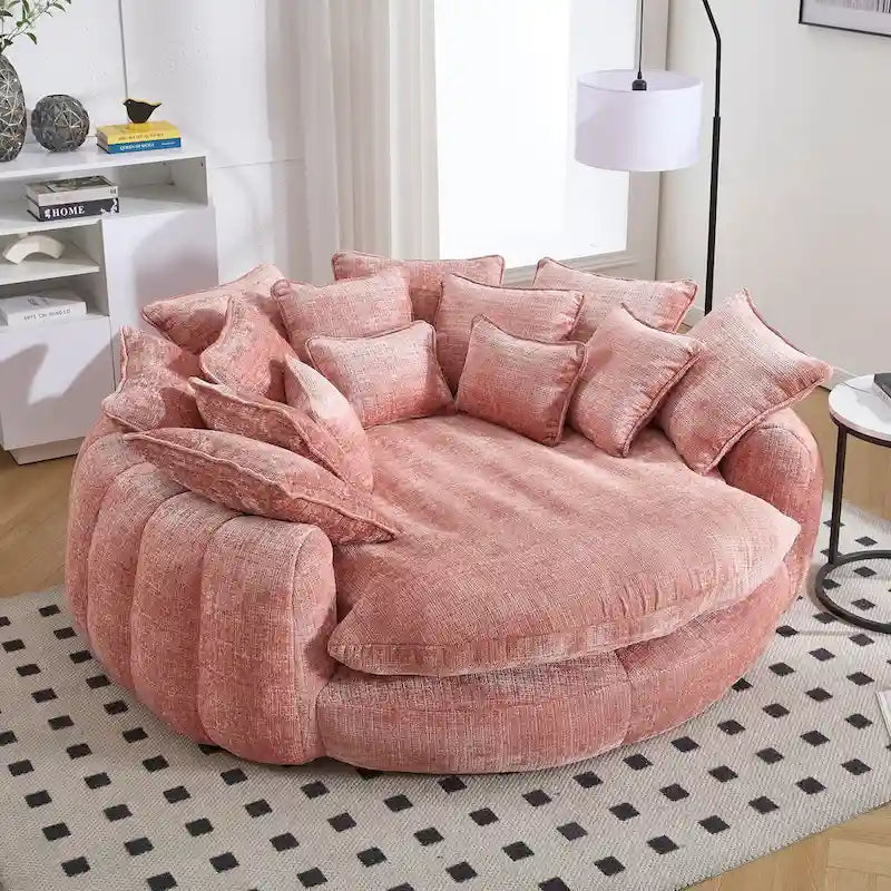 Beiges, übergroßes rundes Schlafsofa aus Chenille, hohe Rückenlehne, umlaufende Sitzfläche, mit Kissen