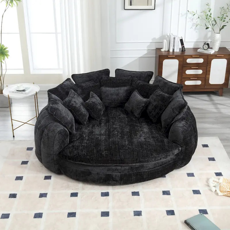 Beiges, übergroßes rundes Schlafsofa aus Chenille, hohe Rückenlehne, umlaufende Sitzfläche, mit Kissen