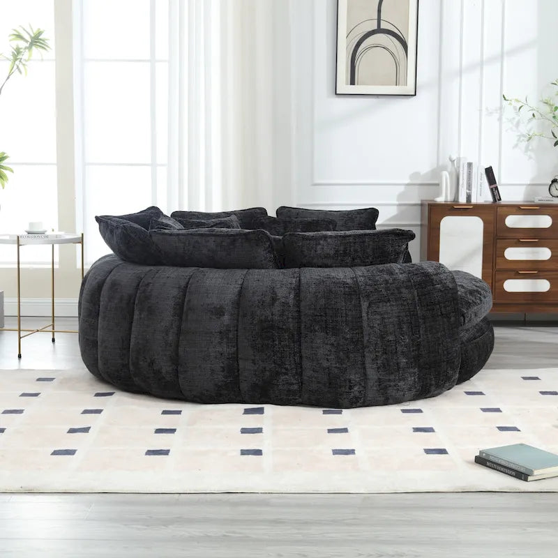 Beiges, übergroßes rundes Schlafsofa aus Chenille, hohe Rückenlehne, umlaufende Sitzfläche, mit Kissen