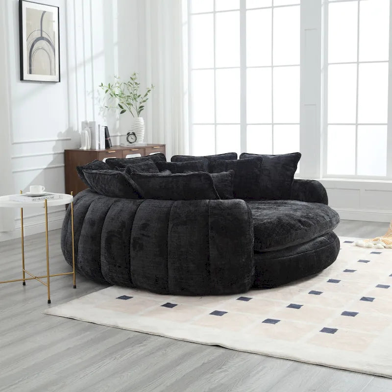 Beiges, übergroßes rundes Schlafsofa aus Chenille, hohe Rückenlehne, umlaufende Sitzfläche, mit Kissen