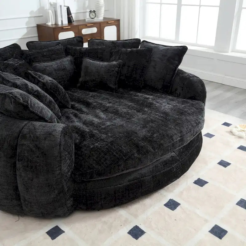 Beiges, übergroßes rundes Schlafsofa aus Chenille, hohe Rückenlehne, umlaufende Sitzfläche, mit Kissen