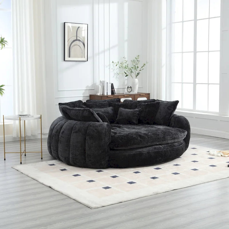 Beiges, übergroßes rundes Schlafsofa aus Chenille, hohe Rückenlehne, umlaufende Sitzfläche, mit Kissen