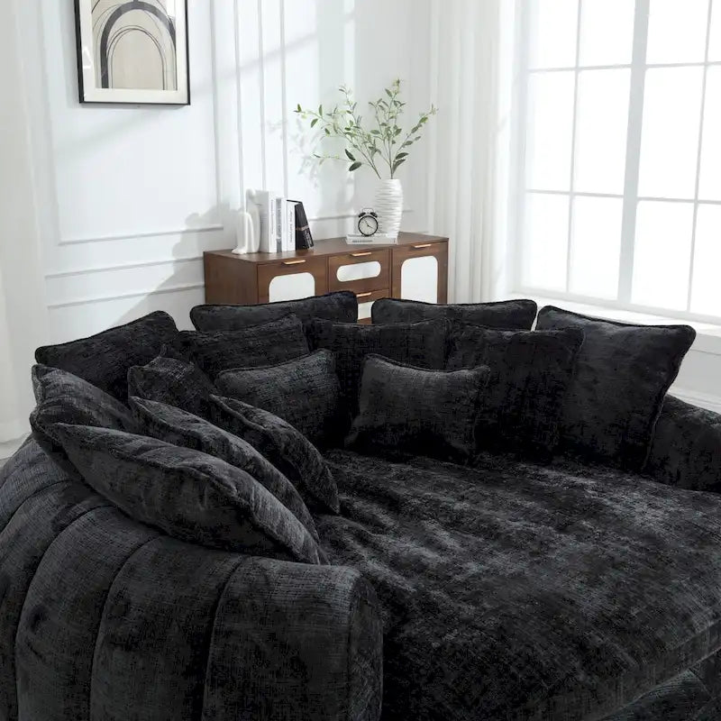 Beiges, übergroßes rundes Schlafsofa aus Chenille, hohe Rückenlehne, umlaufende Sitzfläche, mit Kissen