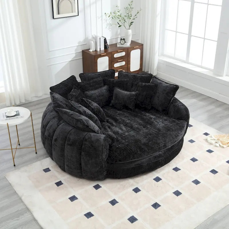 Beiges, übergroßes rundes Schlafsofa aus Chenille, hohe Rückenlehne, umlaufende Sitzfläche, mit Kissen
