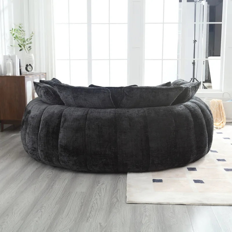 Beiges, übergroßes rundes Schlafsofa aus Chenille, hohe Rückenlehne, umlaufende Sitzfläche, mit Kissen