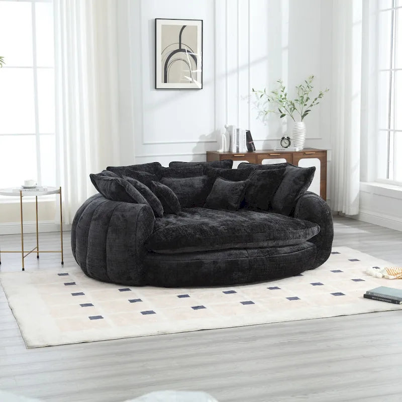 Beiges, übergroßes rundes Schlafsofa aus Chenille, hohe Rückenlehne, umlaufende Sitzfläche, mit Kissen