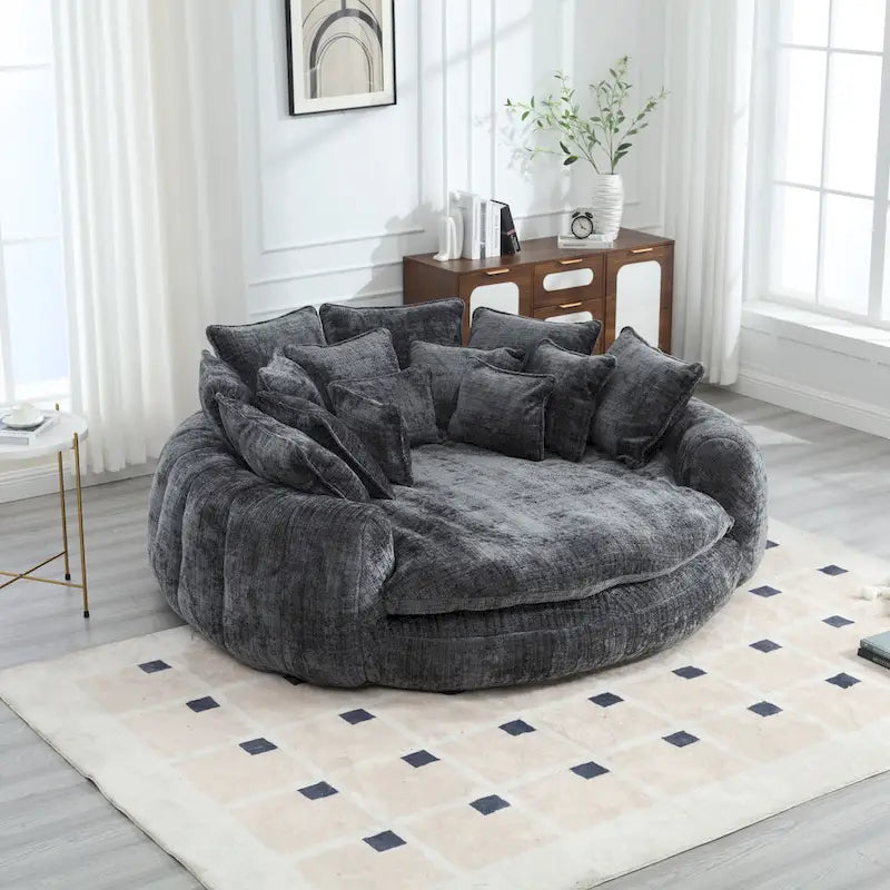 Beiges, übergroßes rundes Schlafsofa aus Chenille, hohe Rückenlehne, umlaufende Sitzfläche, mit Kissen