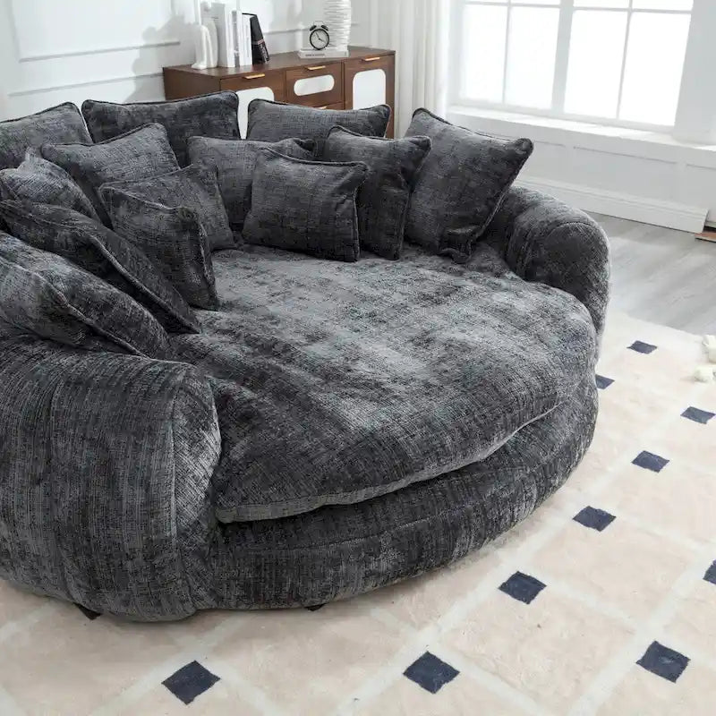 Beiges, übergroßes rundes Schlafsofa aus Chenille, hohe Rückenlehne, umlaufende Sitzfläche, mit Kissen