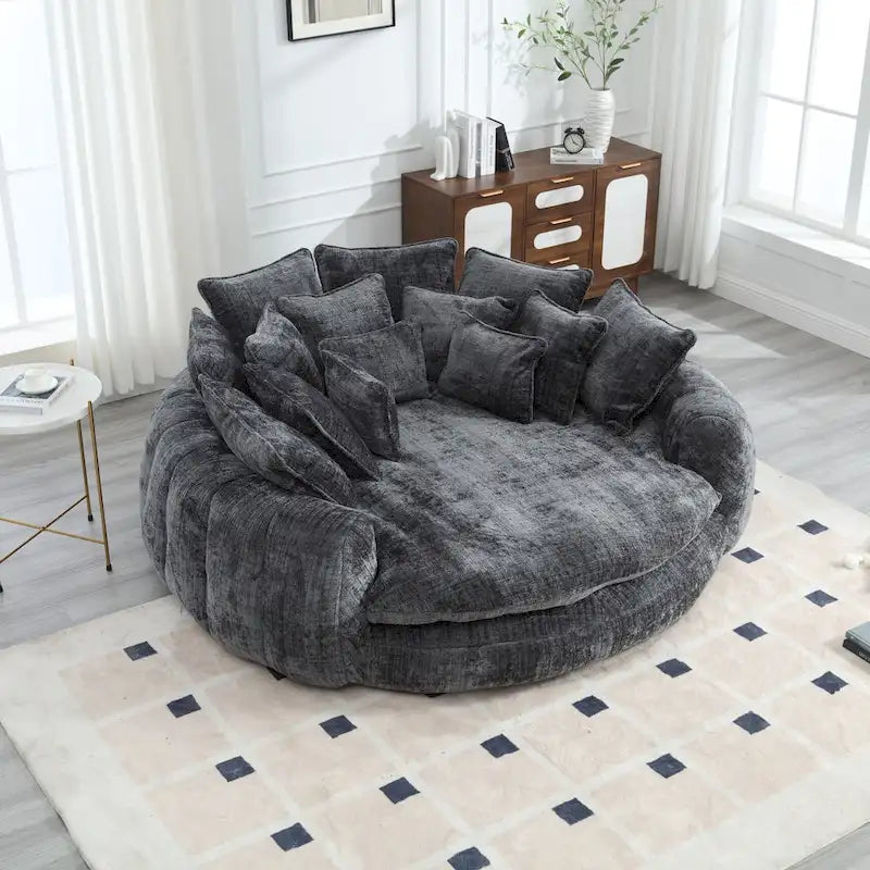 Beiges, übergroßes rundes Schlafsofa aus Chenille, hohe Rückenlehne, umlaufende Sitzfläche, mit Kissen