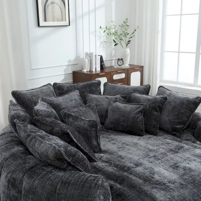 Beiges, übergroßes rundes Schlafsofa aus Chenille, hohe Rückenlehne, umlaufende Sitzfläche, mit Kissen