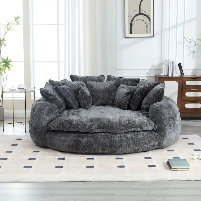 Beiges, übergroßes rundes Schlafsofa aus Chenille, hohe Rückenlehne, umlaufende Sitzfläche, mit Kissen