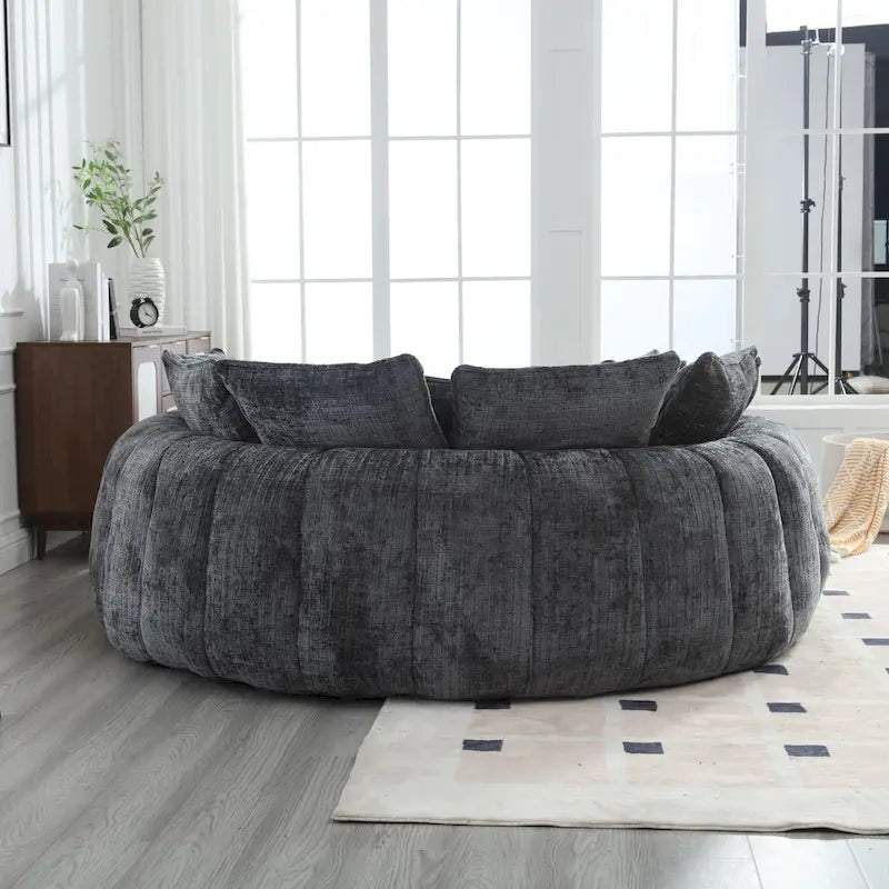 Beiges, übergroßes rundes Schlafsofa aus Chenille, hohe Rückenlehne, umlaufende Sitzfläche, mit Kissen