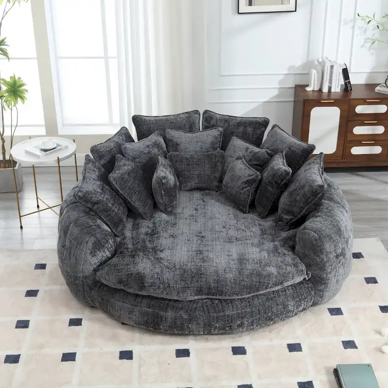 Beiges, übergroßes rundes Schlafsofa aus Chenille, hohe Rückenlehne, umlaufende Sitzfläche, mit Kissen