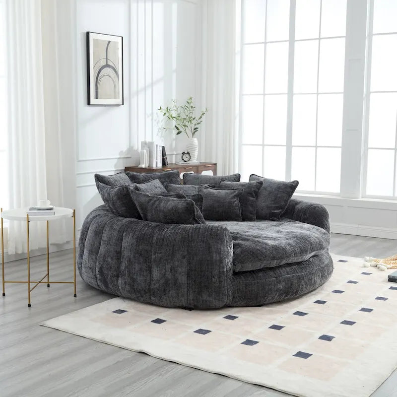 Beiges, übergroßes rundes Schlafsofa aus Chenille, hohe Rückenlehne, umlaufende Sitzfläche, mit Kissen