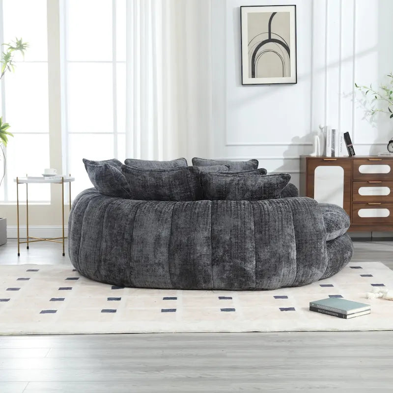 Beiges, übergroßes rundes Schlafsofa aus Chenille, hohe Rückenlehne, umlaufende Sitzfläche, mit Kissen
