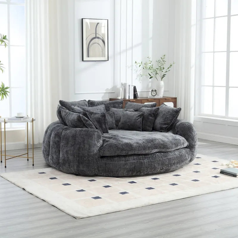 Beiges, übergroßes rundes Schlafsofa aus Chenille, hohe Rückenlehne, umlaufende Sitzfläche, mit Kissen