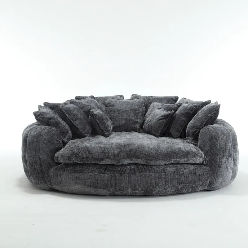 Beiges, übergroßes rundes Schlafsofa aus Chenille, hohe Rückenlehne, umlaufende Sitzfläche, mit Kissen