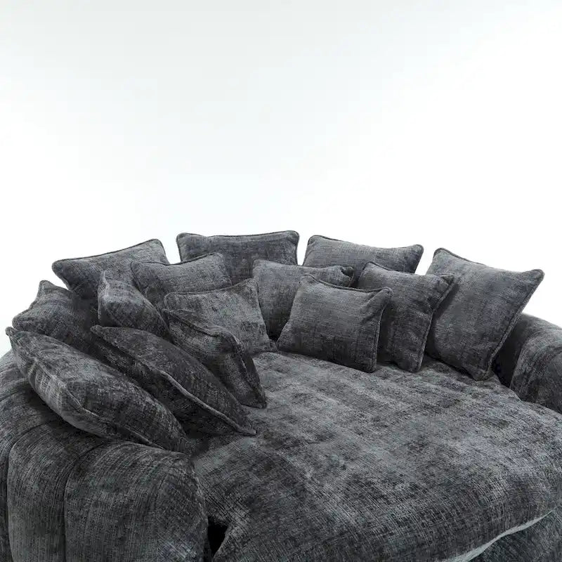 Beiges, übergroßes rundes Schlafsofa aus Chenille, hohe Rückenlehne, umlaufende Sitzfläche, mit Kissen