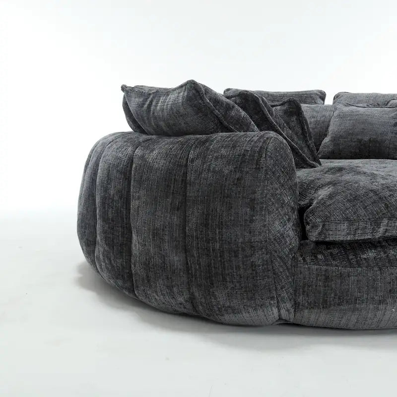 Beiges, übergroßes rundes Schlafsofa aus Chenille, hohe Rückenlehne, umlaufende Sitzfläche, mit Kissen