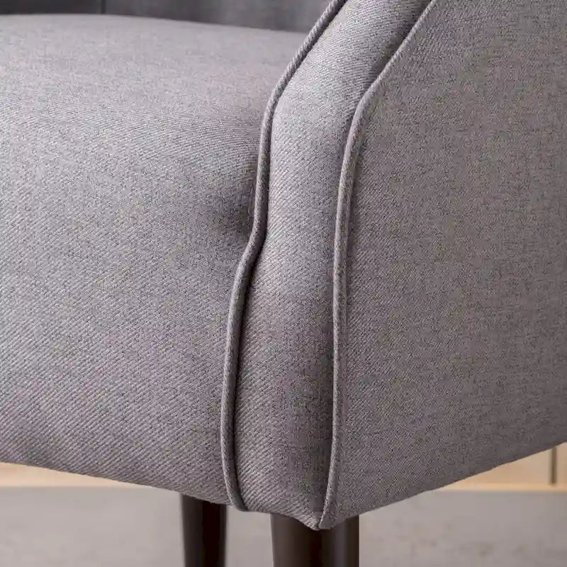 Poltrona club barrel in poliestere grigio, capitonné, profili tono su tono, gambe in betulla