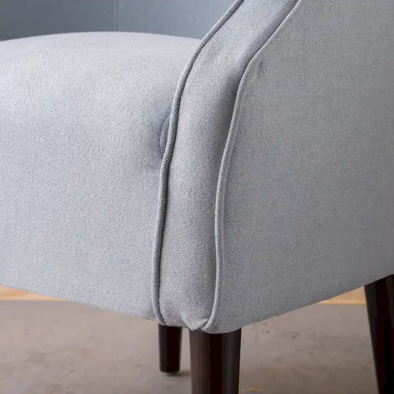 Poltrona club barrel in poliestere grigio, capitonné, profili tono su tono, gambe in betulla