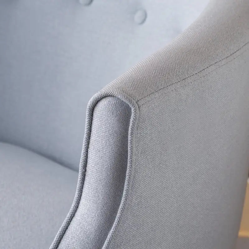 Poltrona club barrel in poliestere grigio, capitonné, profili tono su tono, gambe in betulla