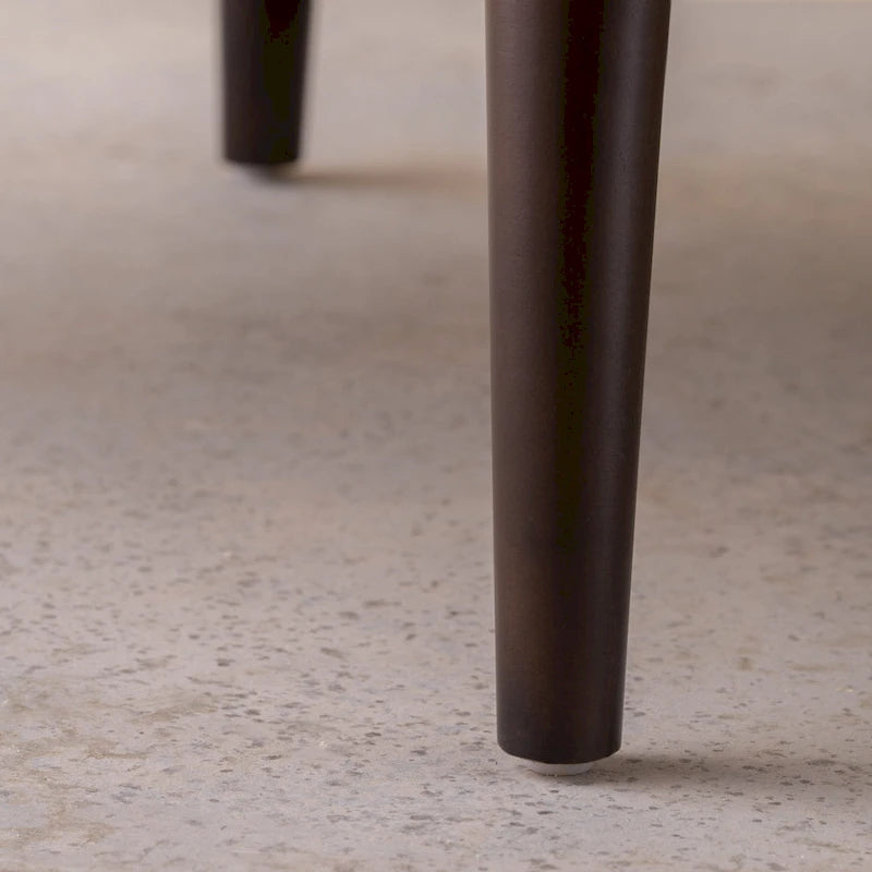 Poltrona club barrel in poliestere grigio, capitonné, profili tono su tono, gambe in betulla