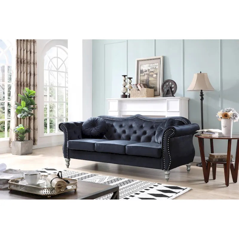 Chesterfield-Sofa in Grün aus Samt für 3 Personen, Knopfheftung, geschwungene Armlehnen, Nagelkopfbesatz, 2 Kissen