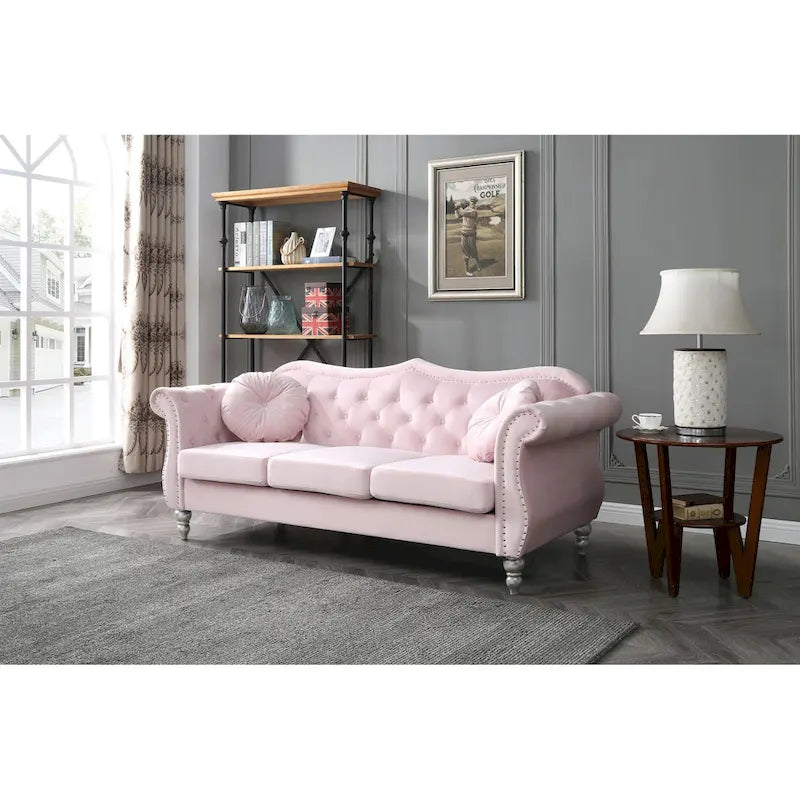 Chesterfield-Sofa in Grün aus Samt für 3 Personen, Knopfheftung, geschwungene Armlehnen, Nagelkopfbesatz, 2 Kissen