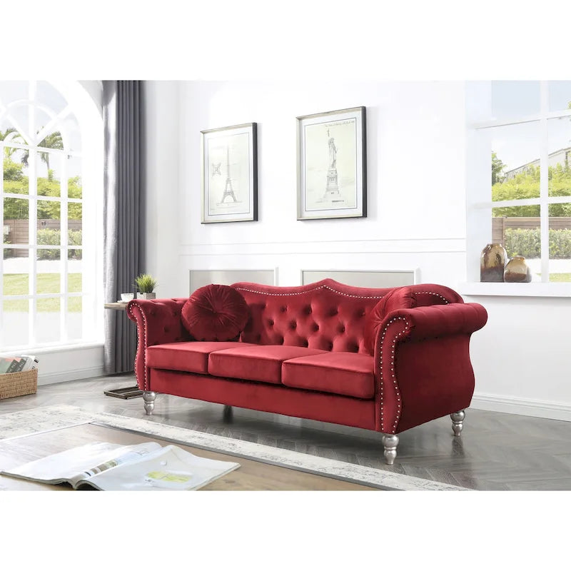 Chesterfield-Sofa in Grün aus Samt für 3 Personen, Knopfheftung, geschwungene Armlehnen, Nagelkopfbesatz, 2 Kissen