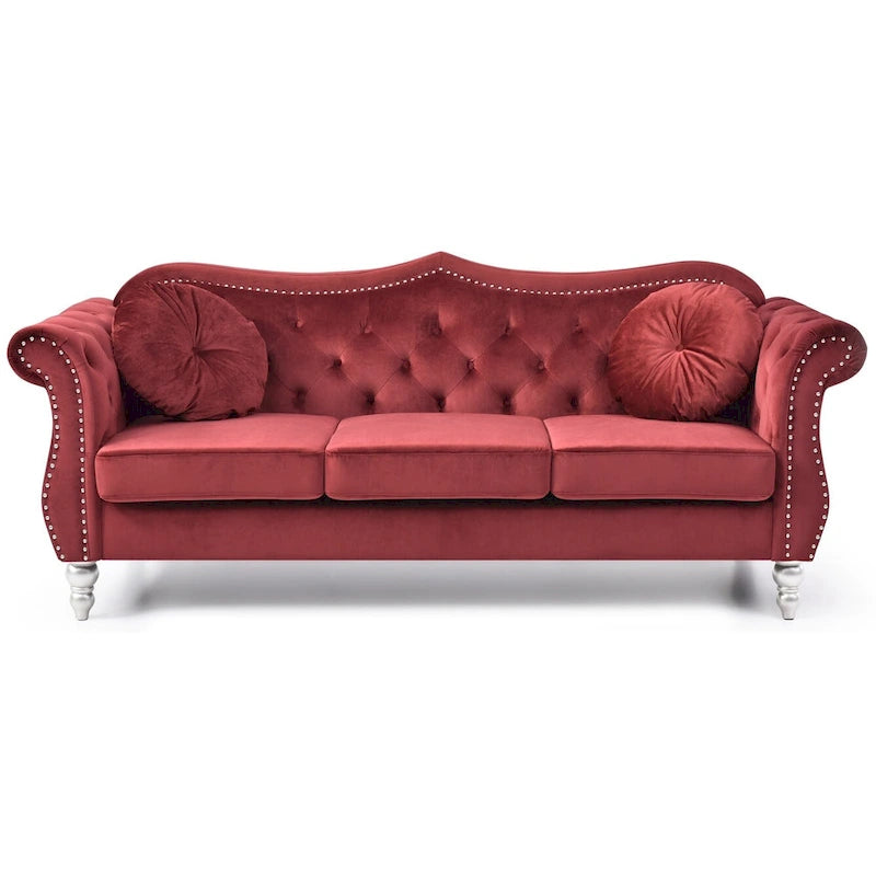 Chesterfield-Sofa in Grün aus Samt für 3 Personen, Knopfheftung, geschwungene Armlehnen, Nagelkopfbesatz, 2 Kissen