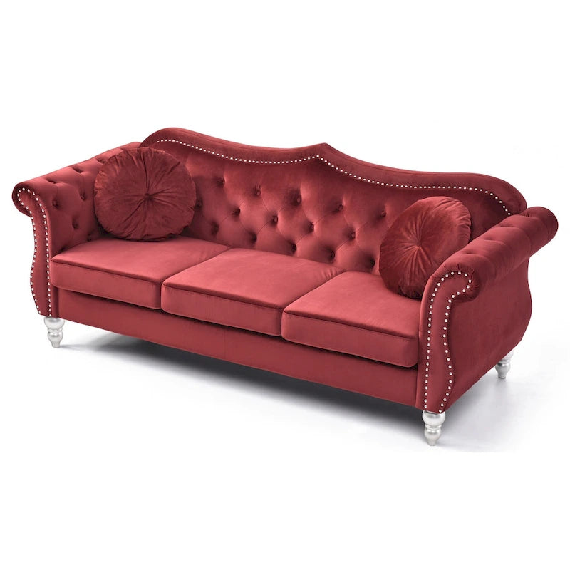 Chesterfield-Sofa in Grün aus Samt für 3 Personen, Knopfheftung, geschwungene Armlehnen, Nagelkopfbesatz, 2 Kissen