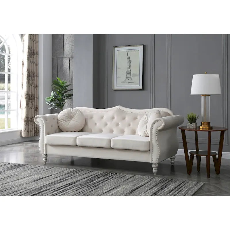 Chesterfield-Sofa in Grün aus Samt für 3 Personen, Knopfheftung, geschwungene Armlehnen, Nagelkopfbesatz, 2 Kissen