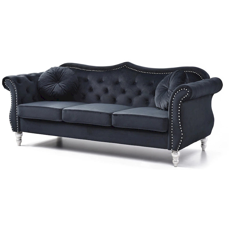 Chesterfield-Sofa in Grün aus Samt für 3 Personen, Knopfheftung, geschwungene Armlehnen, Nagelkopfbesatz, 2 Kissen