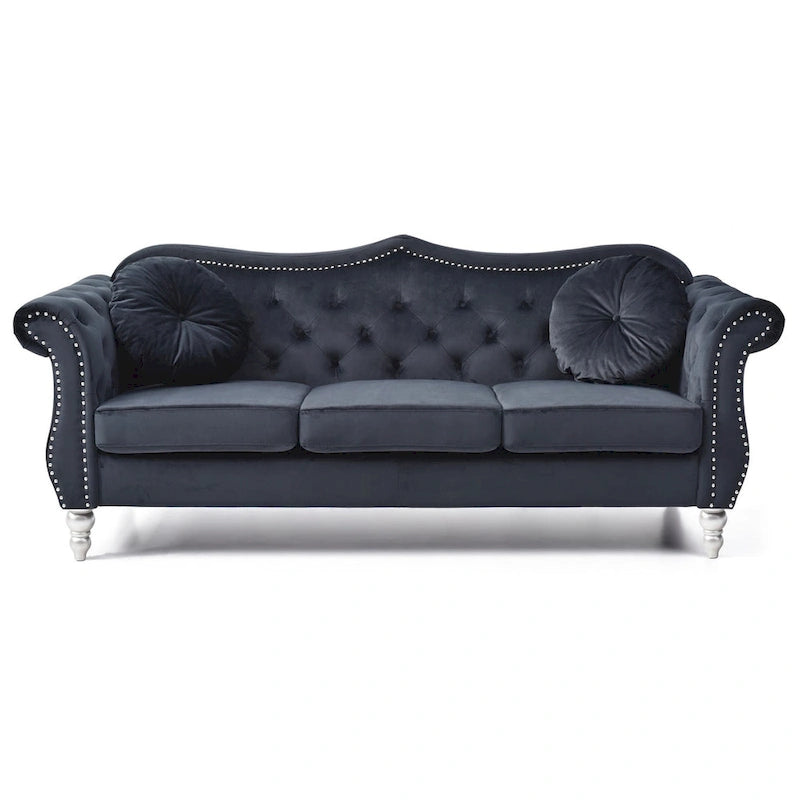 Chesterfield-Sofa in Grün aus Samt für 3 Personen, Knopfheftung, geschwungene Armlehnen, Nagelkopfbesatz, 2 Kissen