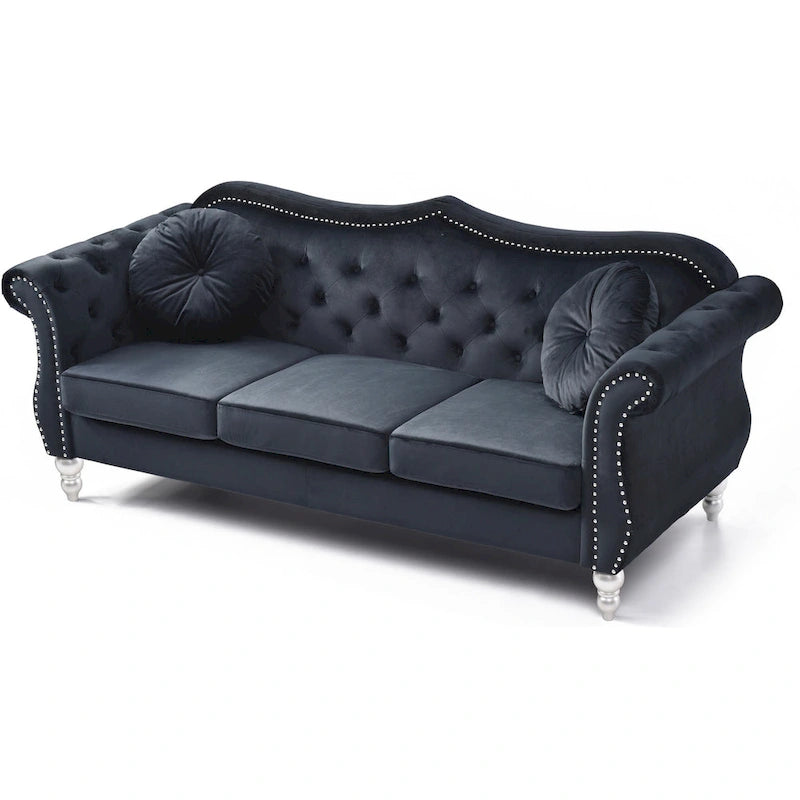 Chesterfield-Sofa in Grün aus Samt für 3 Personen, Knopfheftung, geschwungene Armlehnen, Nagelkopfbesatz, 2 Kissen