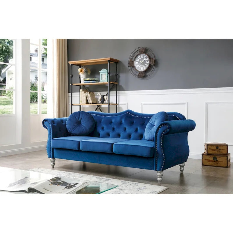 Chesterfield-Sofa in Grün aus Samt für 3 Personen, Knopfheftung, geschwungene Armlehnen, Nagelkopfbesatz, 2 Kissen