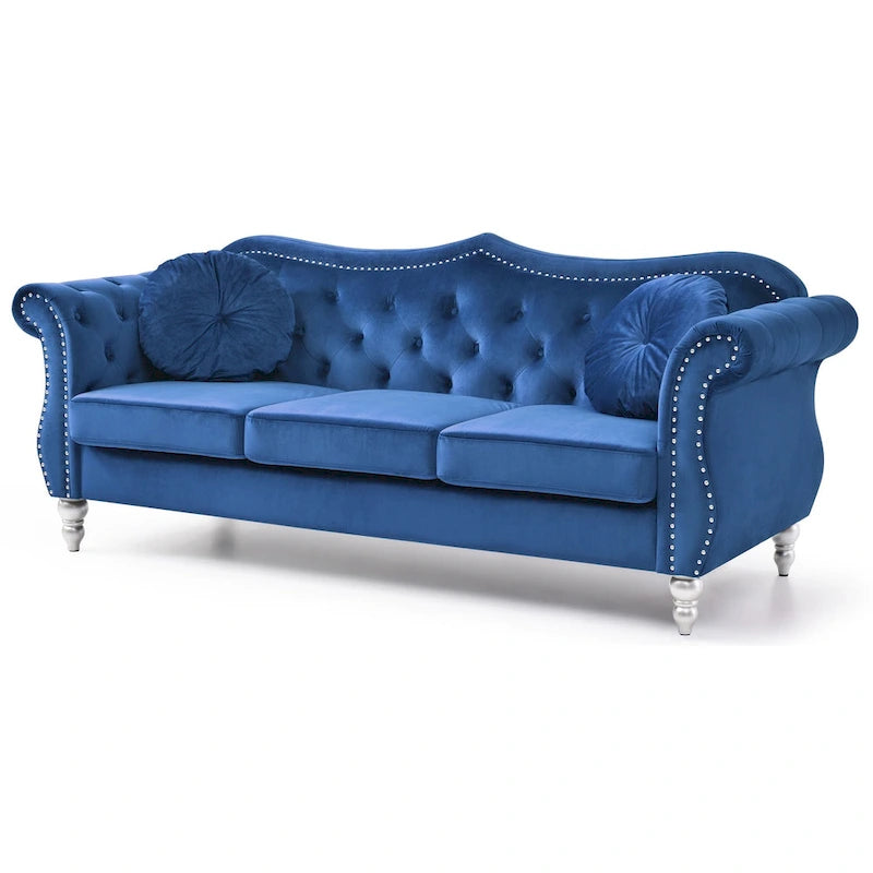 Chesterfield-Sofa in Grün aus Samt für 3 Personen, Knopfheftung, geschwungene Armlehnen, Nagelkopfbesatz, 2 Kissen