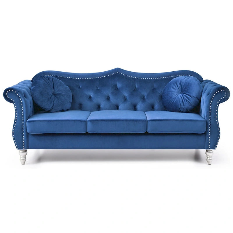 Chesterfield-Sofa in Grün aus Samt für 3 Personen, Knopfheftung, geschwungene Armlehnen, Nagelkopfbesatz, 2 Kissen