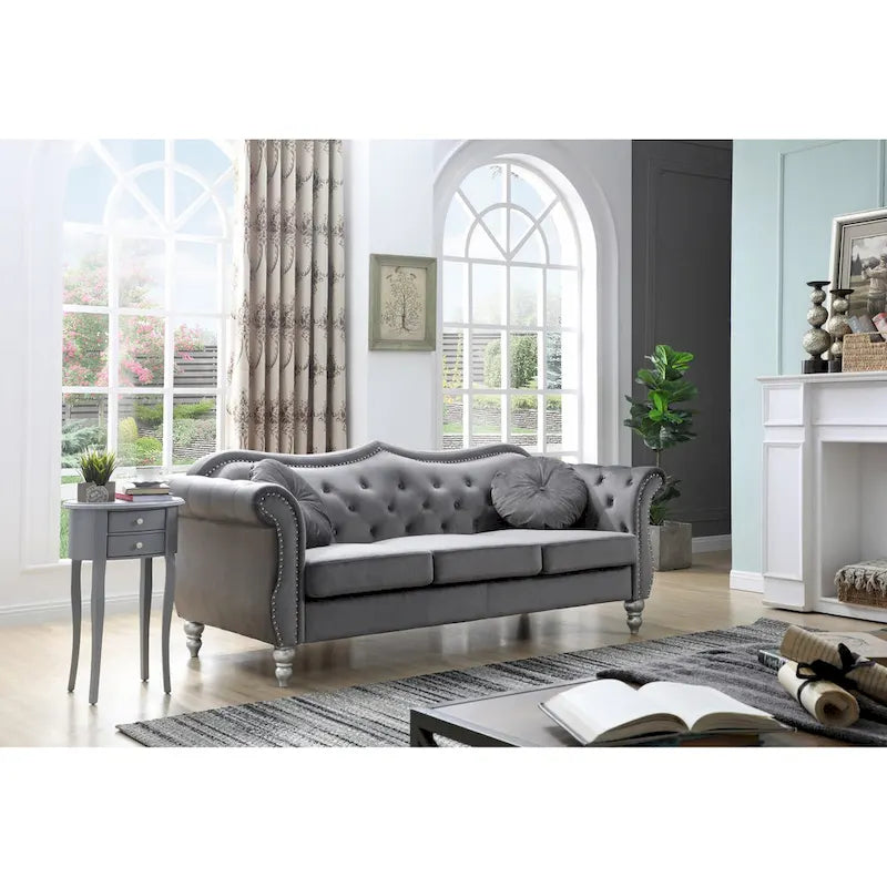 Chesterfield-Sofa in Grün aus Samt für 3 Personen, Knopfheftung, geschwungene Armlehnen, Nagelkopfbesatz, 2 Kissen