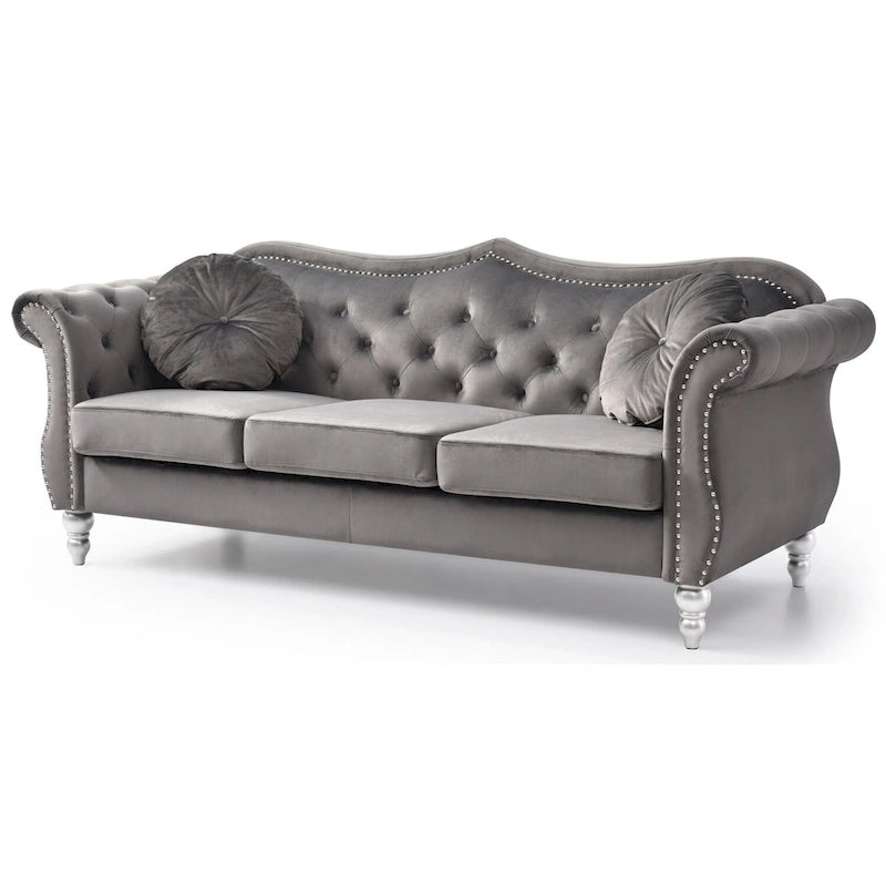 Chesterfield-Sofa in Grün aus Samt für 3 Personen, Knopfheftung, geschwungene Armlehnen, Nagelkopfbesatz, 2 Kissen
