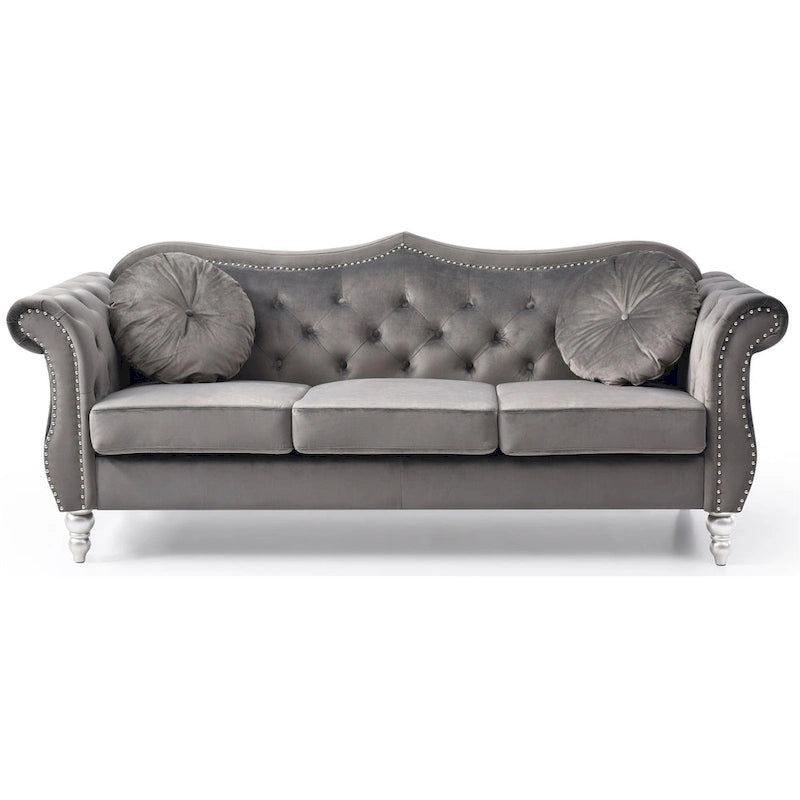 Chesterfield-Sofa in Grün aus Samt für 3 Personen, Knopfheftung, geschwungene Armlehnen, Nagelkopfbesatz, 2 Kissen