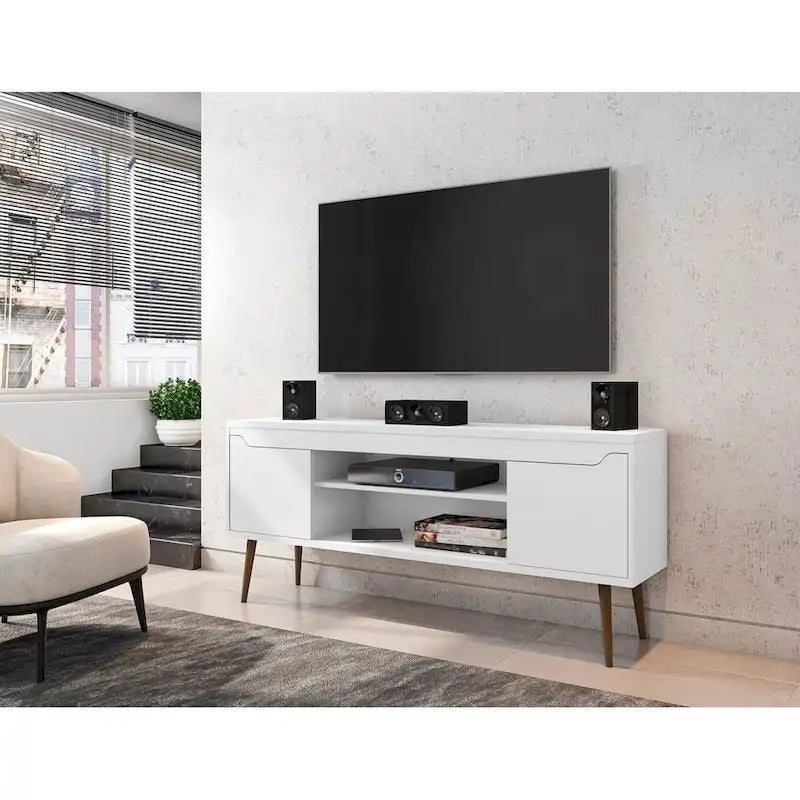 Meuble TV blanc de style moderne du milieu du siècle, console multimédia à 2 portes et 2 étagères, pieds évasés en noyer, convient jusqu’à 60 pouces