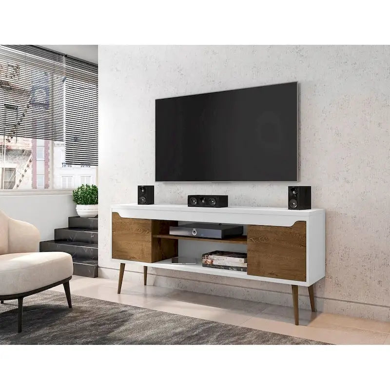 Meuble TV blanc de style moderne du milieu du siècle, console multimédia à 2 portes et 2 étagères, pieds évasés en noyer, convient jusqu’à 60 pouces