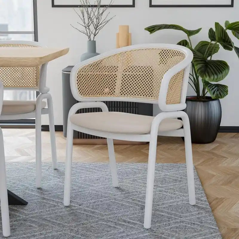 Beige Esszimmerstühle mit geschwungener Rohrgeflecht-Rückenlehne, 2er-Set, weißes Metallgestell, gepolsterte Sitzfläche