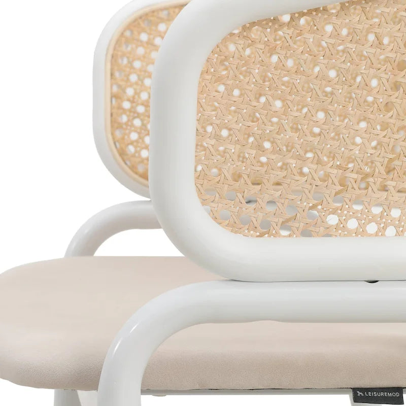 Beige Esszimmerstühle mit geschwungener Rohrgeflecht-Rückenlehne, 2er-Set, weißes Metallgestell, gepolsterte Sitzfläche