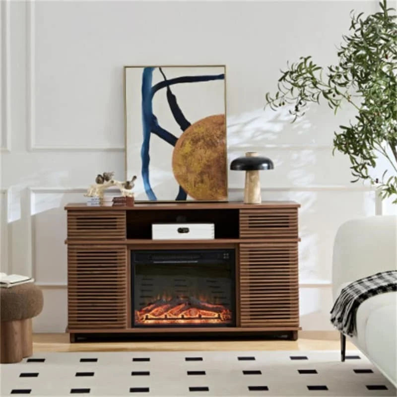 Meuble TV noir avec cheminée électrique, portes à persiennes et télécommande