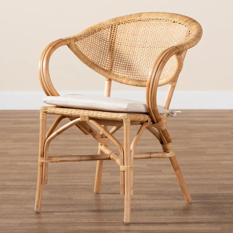 Natürlicher brauner Rattan-Esszimmerstuhl mit Armlehnen, geflochtener runder Rückenlehne und abnehmbarem Kissen, Boho-Stil